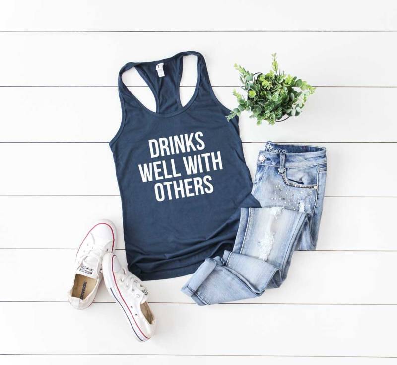 Trinkt Gut Mit Anderen Shirt. Lustiges Trink-Shirt. Weiches & Bequemes Racerback Tank Top. Trinkshirt Für Gruppe. Tag Zu Trinken Trinkt Gut Mit Anderen Shirt. Lustiges Trink-Shirt. Weiches & Bequemes Racerback Tank Top. Trinkshirt Für Gruppe. Tag Zu Trinken von BlueSandTextiles