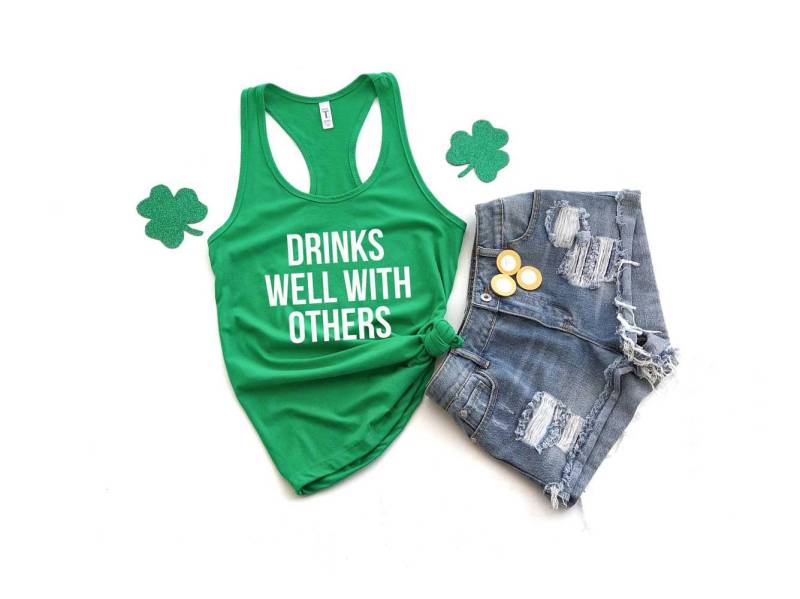 Trinkt Gut Mit Anderen Shirt. St. Patricks Day Racerback Tank Top Trinkt Gut Mit Anderen Shirt. St. Patricks Day Racerback Tank Top von BlueSandTextiles