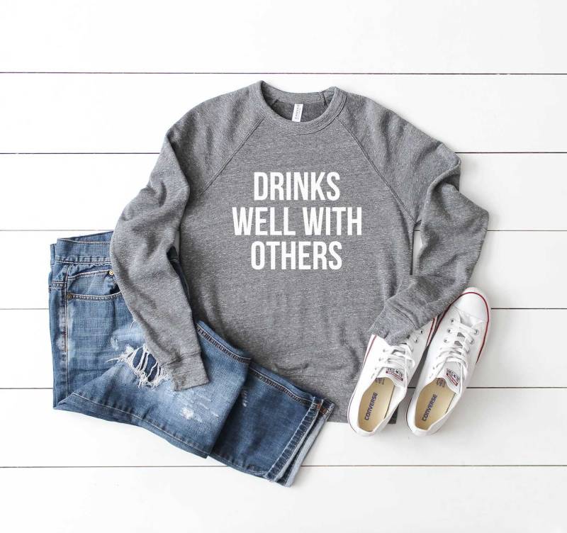 Trinkt Gut Mit Anderen Shirt. Trinkshirt. Super Weiches & Bequemes Unisex Langarm Sweatshirt. Tagesshirt Trinkshirt von BlueSandTextiles