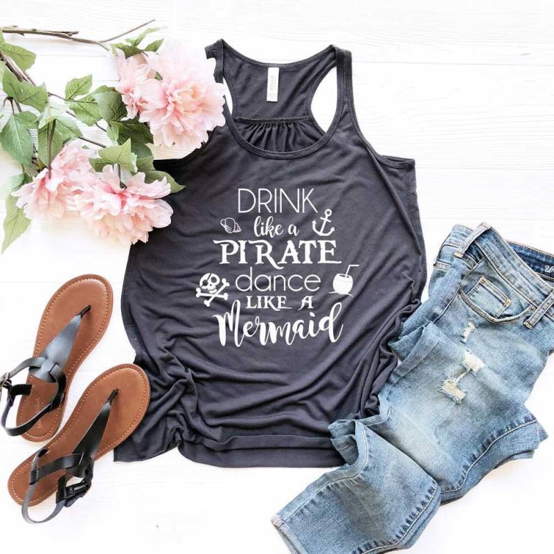 Trinkt Wie Ein Piratentanz Eine Meerjungfrau Tank Top. Super Süßes, Langes, Fließendes Frauen Piraten Tank. Witziges T-Shirt. Meerjungfrau-Shirt von BlueSandTextiles