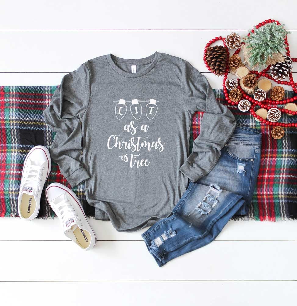 Weihnachtliches Shirt. Beleuchtet Als Weihnachtsbaum-Shirt. Trinkshirt. Super Weiches & Bequemes Unisex Langarm-T-Shirt. Lustiges Weihnachten Tshirt von BlueSandTextiles