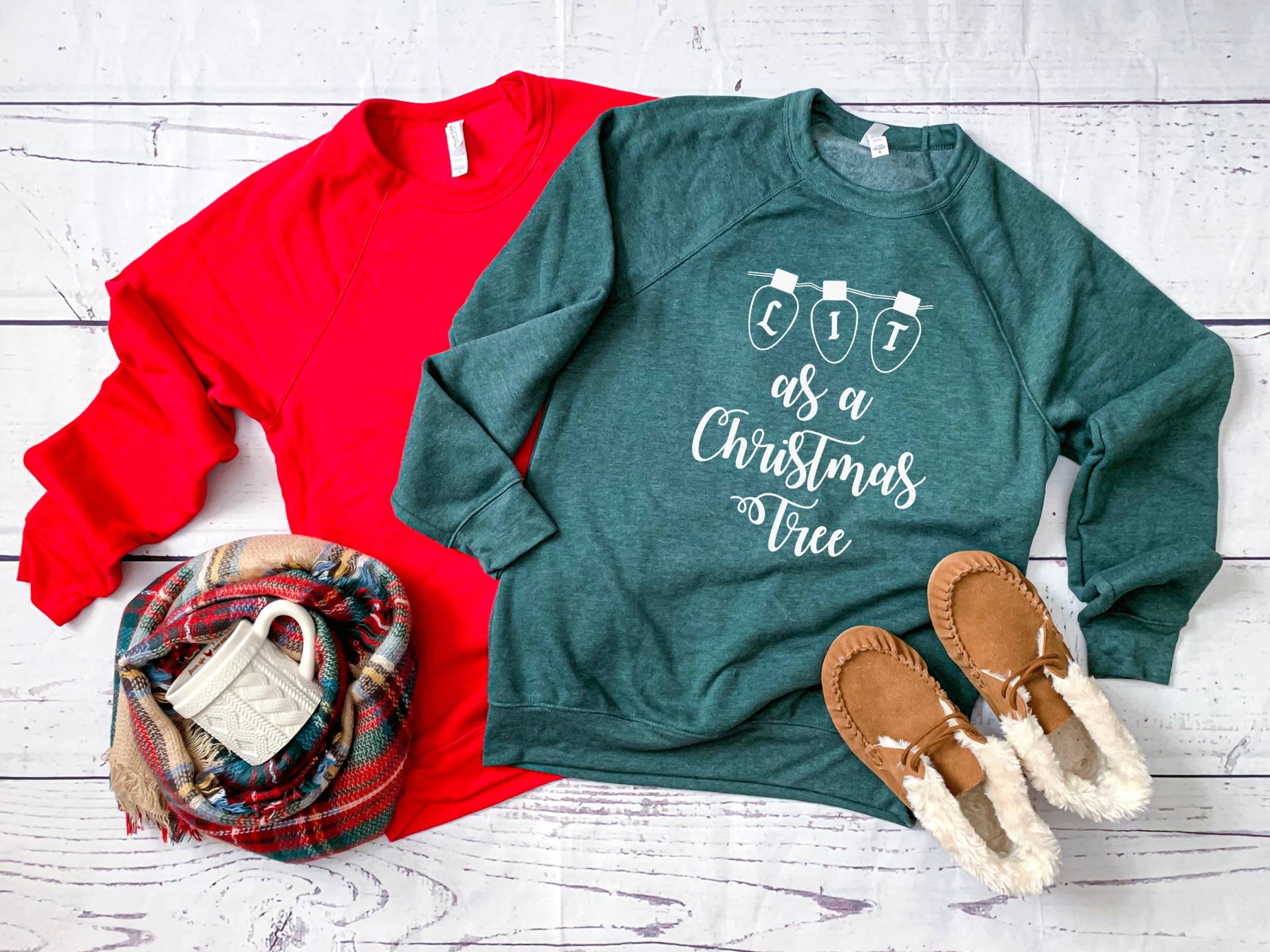 Weihnachtliches Shirt. Beleuchtet Als Weihnachtsbaum. Trinkshirt. Super Weiches Und Bequemes Unisex Langarm-Sweatshirt. Weinrotes Weihnachtspullover von BlueSandTextiles