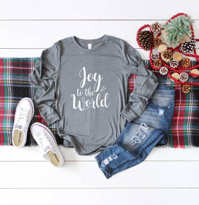 Weihnachts Shirt. Joy To The World Religiöses Super Weiches & Bequemes Unisex Langarm T-Shirt. Lustiges Fröhliches Urlaub von BlueSandTextiles