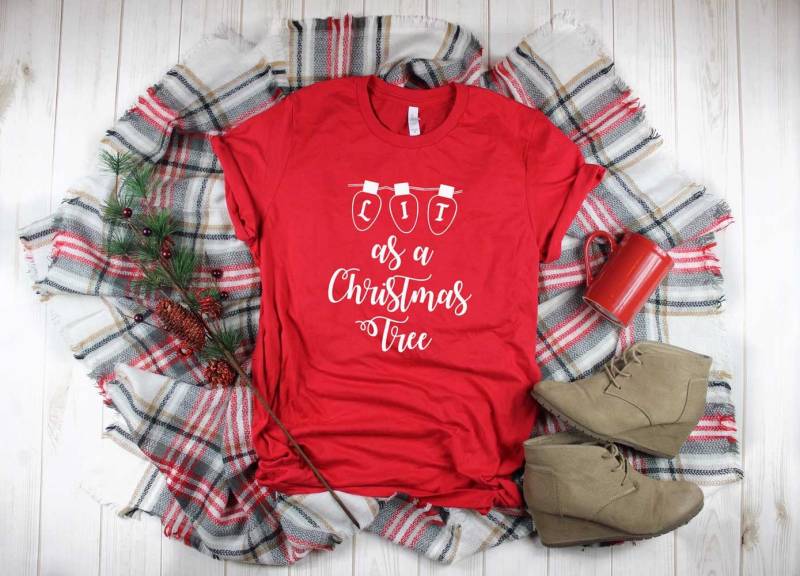 Weihnachtliches Shirt. Beleuchtet Als Weihnachtsbaum-Shirt. Trinkshirt. Super Weiches & Bequemes Unisex T-Shirt. Lustiges Weihnachts Lit An von BlueSandTextiles