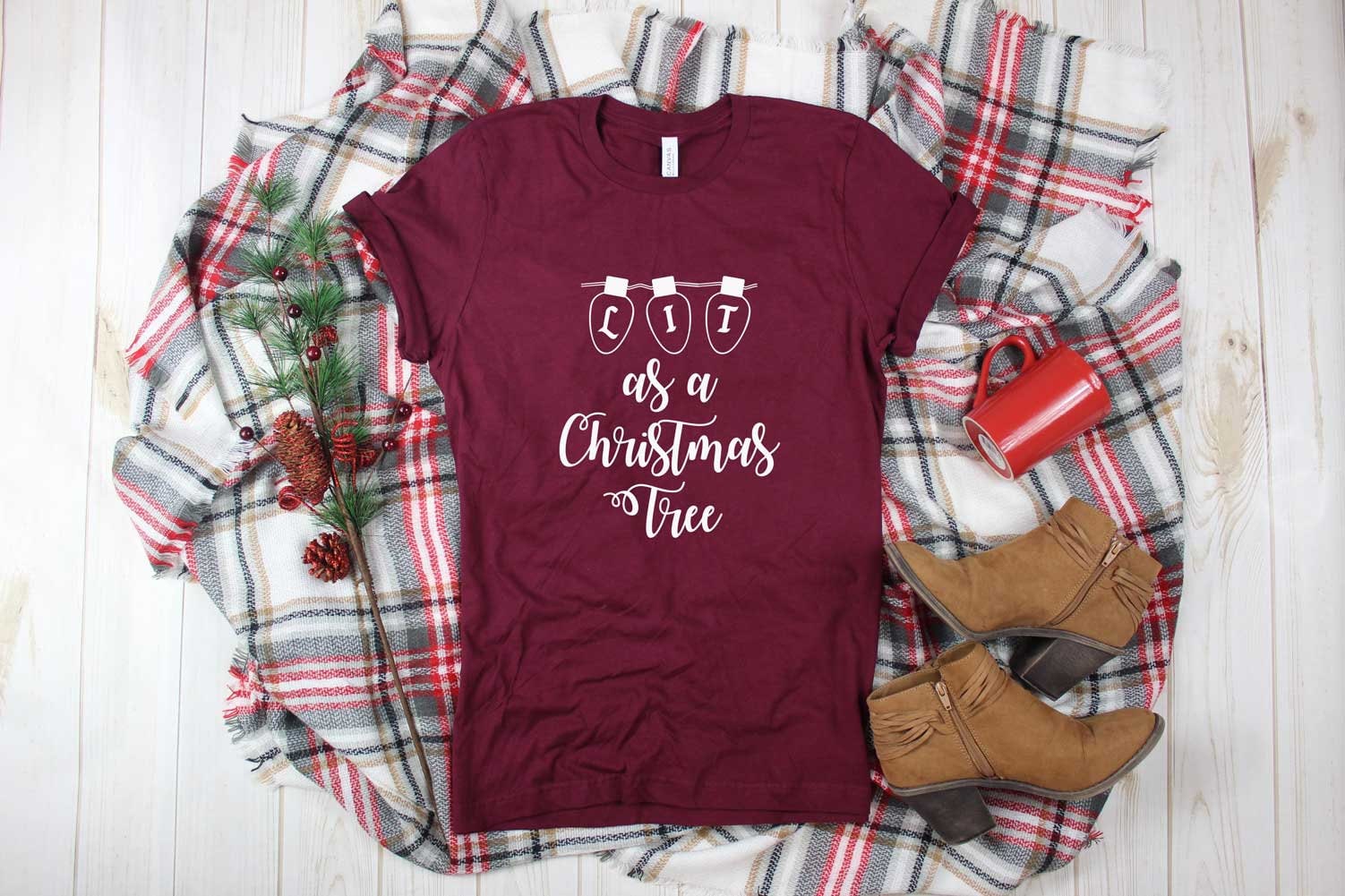Weihnachtsshirt. Beleuchtet Als Christbaumshirt. Trinkshirt. Super Weiches & Bequemes Unisex T-Shirt. Lustiges Weihnachts Angezündet von BlueSandTextiles