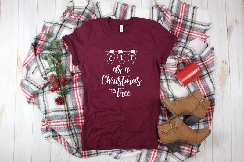 Weihnachtsshirt. Beleuchtet Als Christbaumshirt. Trinkshirt. Super Weiches & Bequemes Unisex T-Shirt. Lustiges Weihnachts Angezündet Weihnachtsshirt. Beleuchtet Als Christbaumshirt. Trinkshirt. Super Weiches & Bequemes Unisex T-Shirt. Lustiges Weihnachts Angezündet von BlueSandTextiles