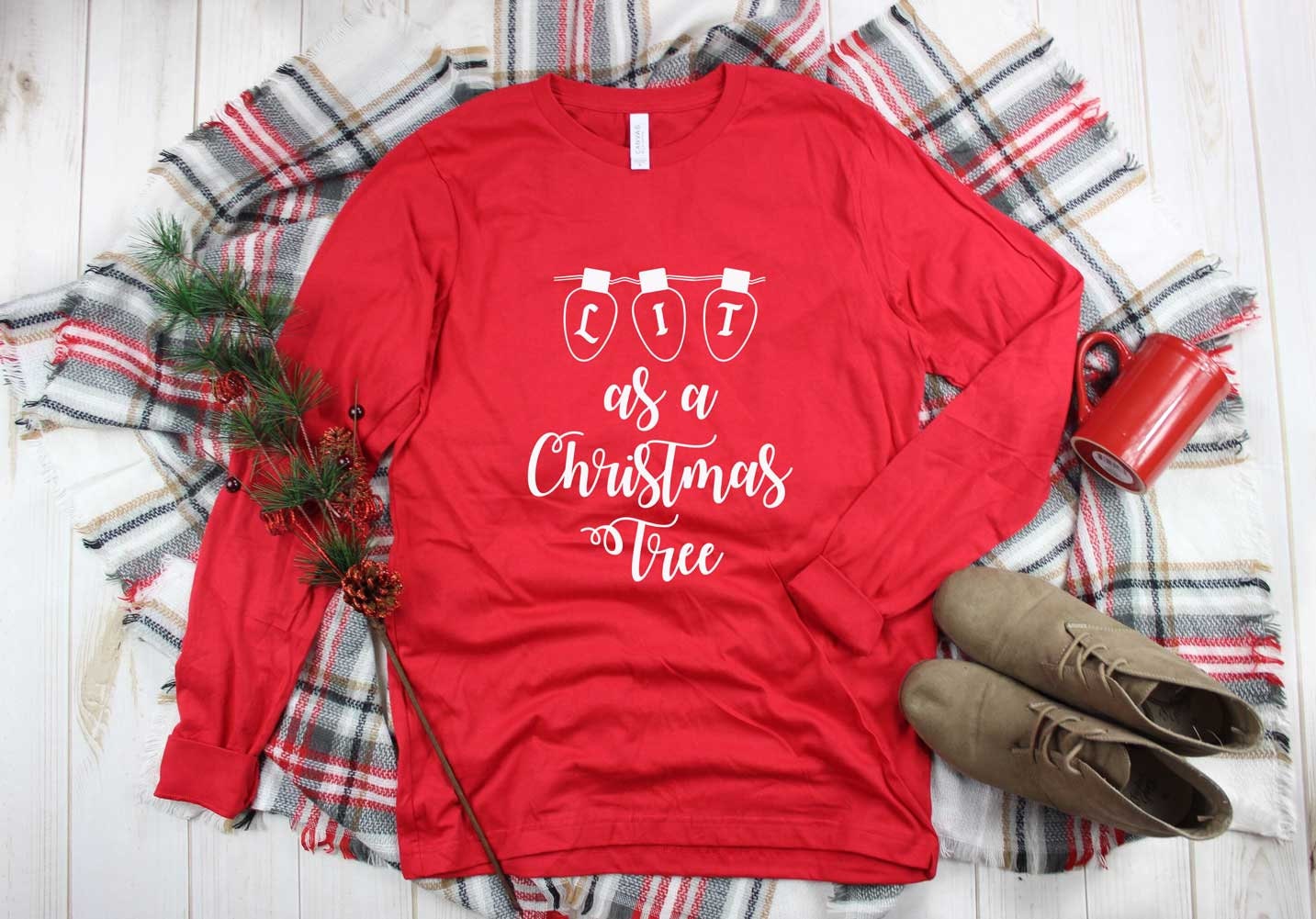 Weihnachtsshirt. Beleuchtet Als Weihnachtsbaumshirt. Trinkshirt. Super Weiches Und Bequemes Unisex Langarm-T-Shirt. Lustiges Weihnachts Tshirt von BlueSandTextiles