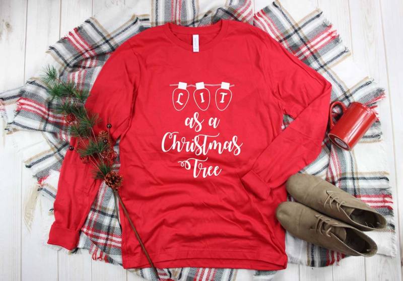 Weihnachtsshirt. Beleuchtet Als Weihnachtsbaumshirt. Trinkshirt. Super Weiches Und Bequemes Unisex Langarm-T-Shirt. Lustiges Weihnachts Tshirt von BlueSandTextiles
