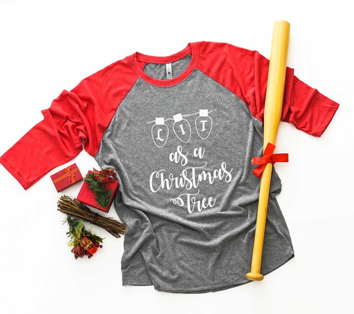 Weihnachtsshirt. Beleuchtet Als Weihnachtsbaumshirt. Weiches Und Bequemes, Triblend Baseball T-Shirt. Lustiges Weihnachtstrinkenshirt von BlueSandTextiles