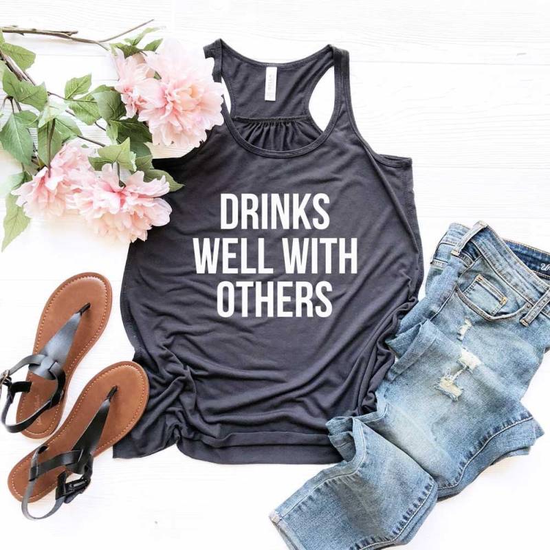 Weißes Cinco De Mayo Hemd. Trinkt Gut Mit Anderen. Super Süßes, Langes, Fließendes Tank Top. Trinkshirt. Junggesellinnenabschied Shirt. Tagtrinken von BlueSandTextiles