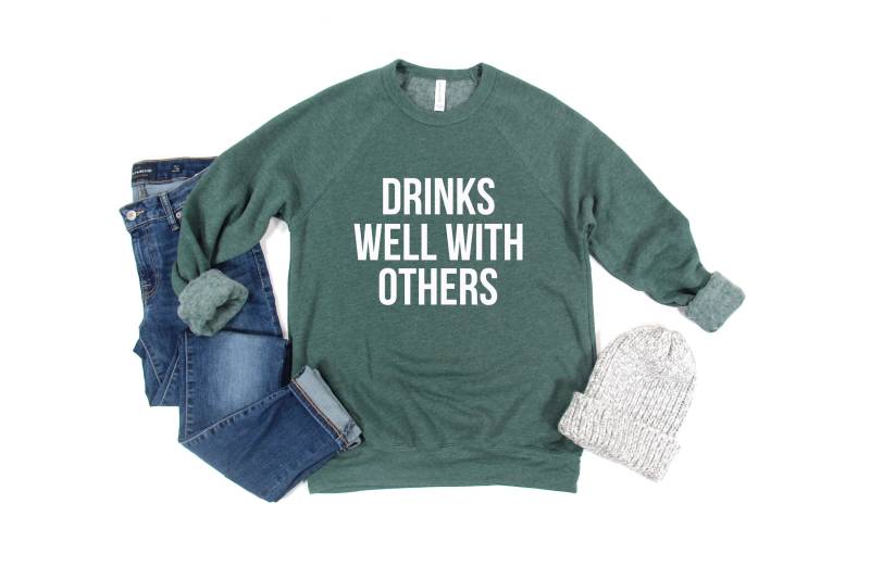 st. Patrick's Day Shirt. Trinkt Gut Mit Anderen Trink Sweatshirt. Super Weicher & Bequemer Unisex Langarm Sweatshirt von BlueSandTextiles
