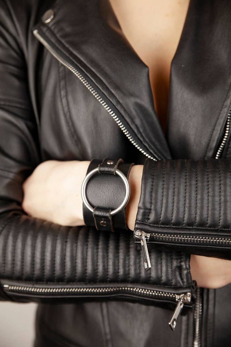 Handmade Wide Leather Bracelet From Recycled Belt von BlueSheepStyle