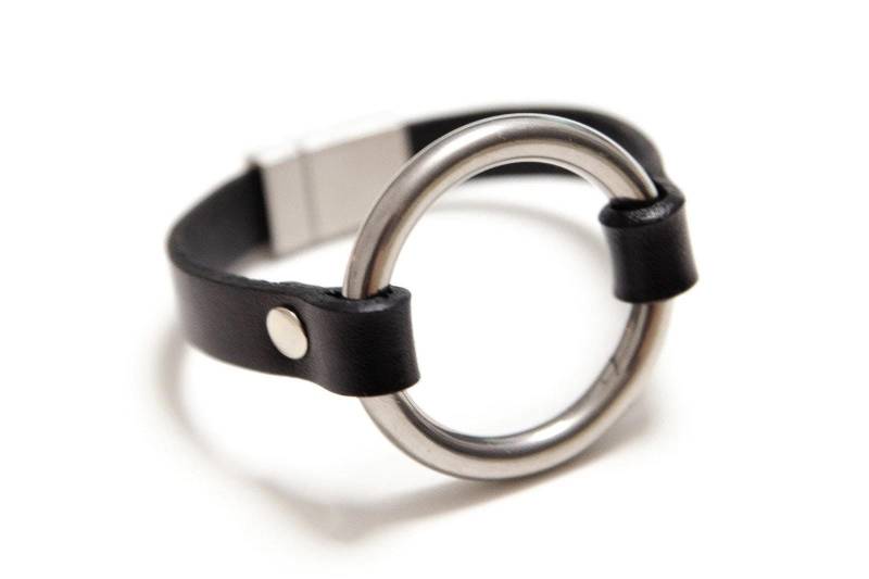 Leather O-Ring Bracelet With Magnetic Stainless Steel Clasp Made Of Natural Leather Leather O-Ring Bracelet With Magnetic Stainless Steel Clasp Made Of Natural Leather von BlueSheepStyleDE