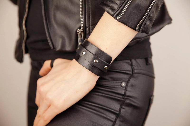 Unisex Lederarmband Aus Alten Gürtel, Accessories, Handgemacht, Männer-, Frauen-, Manschette, Lederschmuck, Ökologie, Recycling, Upcycling von BlueSheepStyleDE