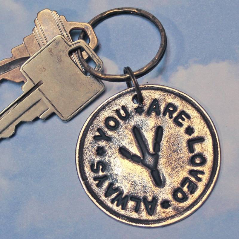 Massiver Bronzefarbener Schlüsselring Mit Stilisiertem Vogelabdruck. Inklusive Spaltringe von BlueSkiesPet