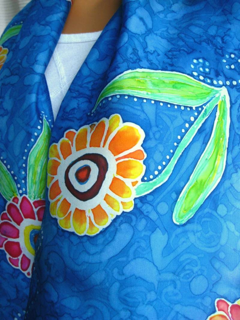 Langes Blaues Seidentuch Mit Bunten Blumen. Hand Bemalt 8 X 72 Zoll Habotai Seidenschal. Fröhlich Bunte Original Ooak Geschenk von BlueSkySilks