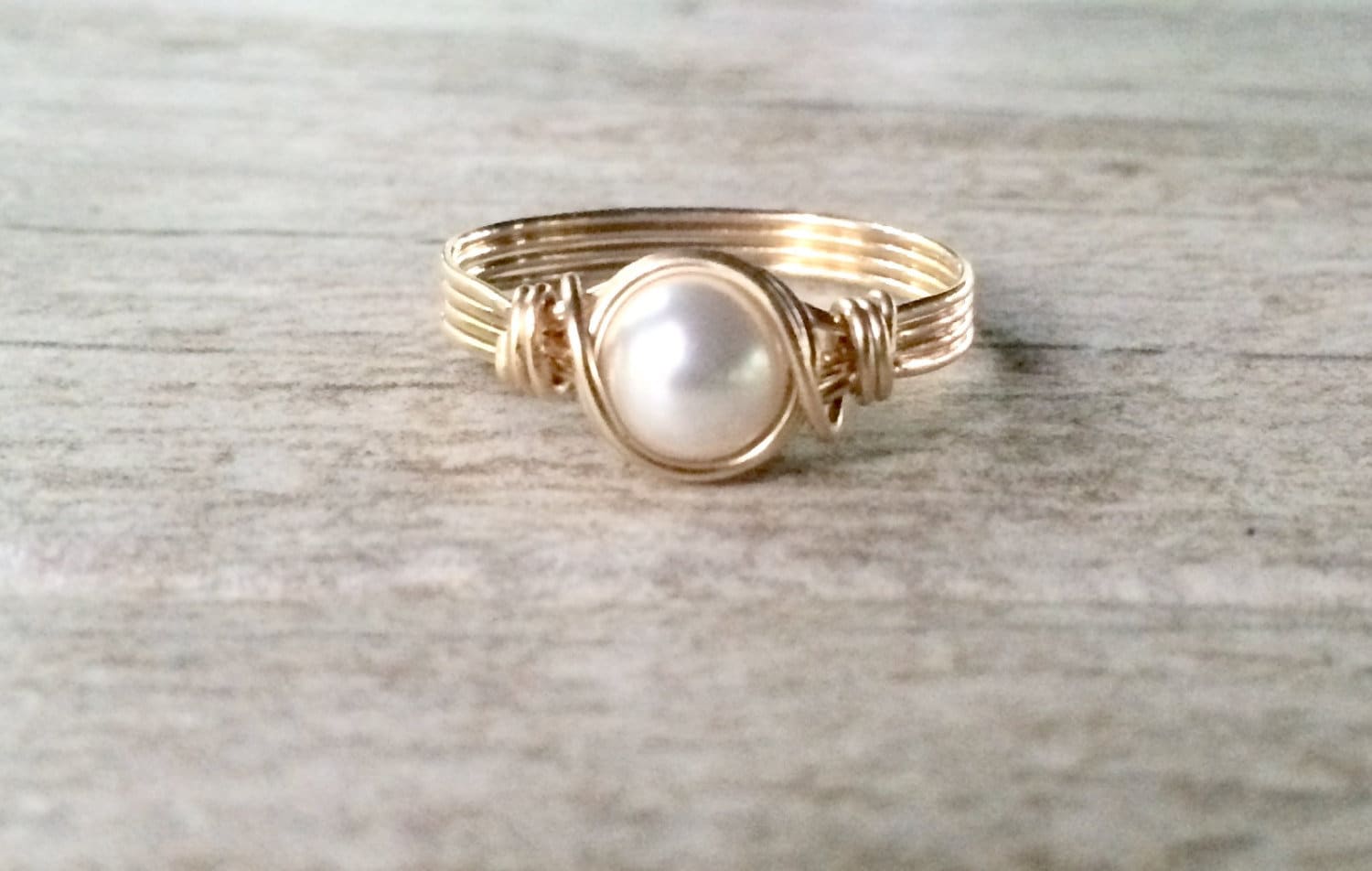 Gold Filled Draht Gewickelt Perlen Ring - Juni Geburtsstein Gold Filled Draht Gewickelt Perlen Ring - Juni Geburtsstein von BlueSoulDesigns