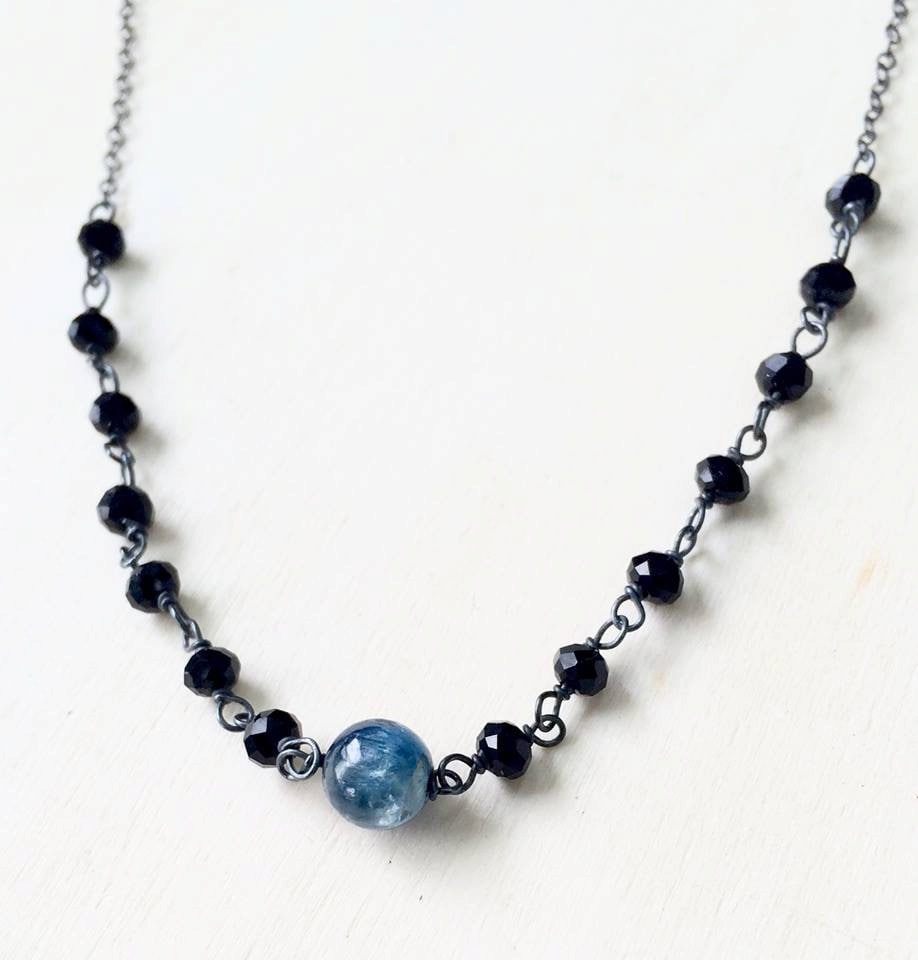 Handgemachte Kyanit Kette Oxidiertes Sterling Silber & Schwarzer Kristall, Wie Im Fernsehen Zusehen Handgemachte Kyanit Kette Oxidiertes Sterling Silber & Schwarzer Kristall, Wie Im Fernsehen Zusehen von BlueSoulDesigns