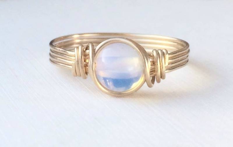Opal Ring, Opalit 14K Gold Filled Oktober Geburtsstein Wire Wrapped Ring Opal Ring, Opalit 14K Gold Filled Oktober Geburtsstein Wire Wrapped Ring von BlueSoulDesigns