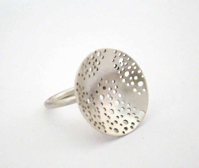 Milchig Jingle-Bells - Design Auf Runder Kuppel Ring, Drei Größen von BlueSunflowerStudio