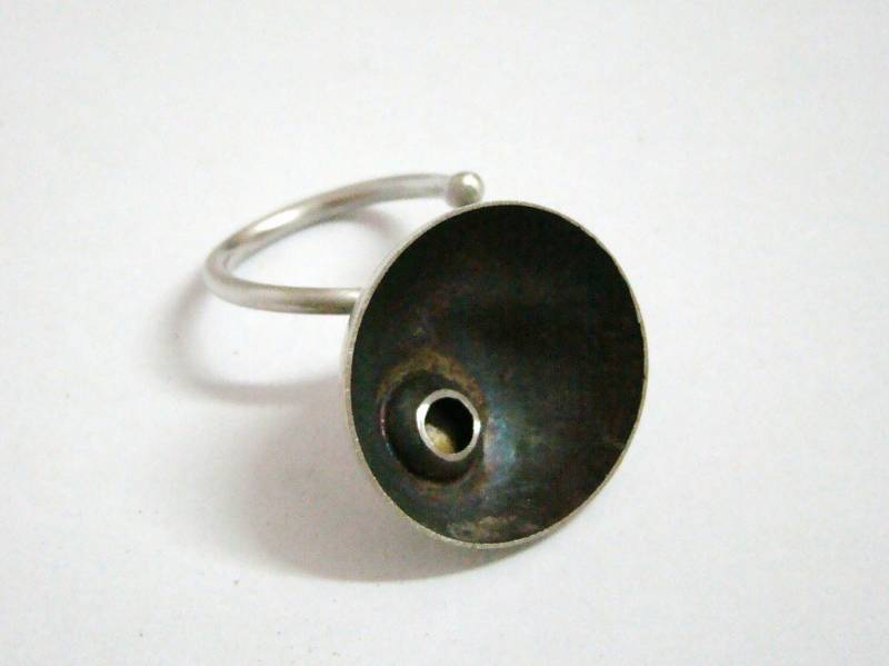 Tasse Lust I - Kleine Krater in Einem Halb Kugel-Ring von BlueSunflowerStudio