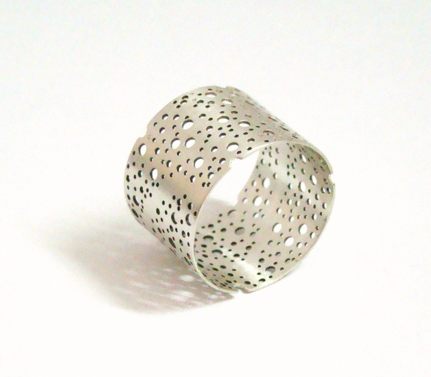 Zeit-Tunnel - Holey Band Einfache Ring Mit Kleinen Löchern in Einem Muster Zeit-Tunnel - Holey Band Einfache Ring Mit Kleinen Löchern in Einem Muster von BlueSunflowerStudio