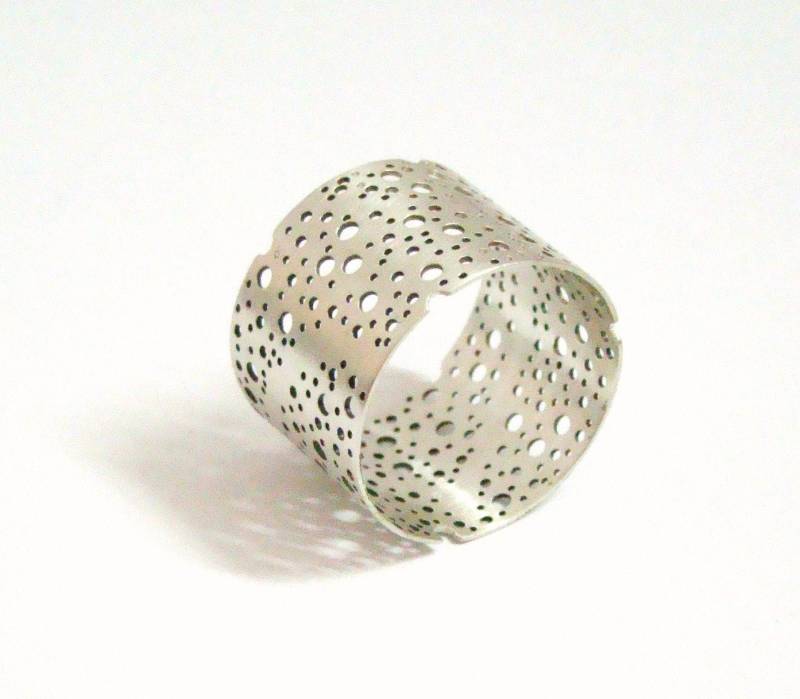 Zeit-Tunnel - Holey Band Einfache Ring Mit Kleinen Löchern in Einem Muster Zeit-Tunnel - Holey Band Einfache Ring Mit Kleinen Löchern in Einem Muster von BlueSunflowerStudio