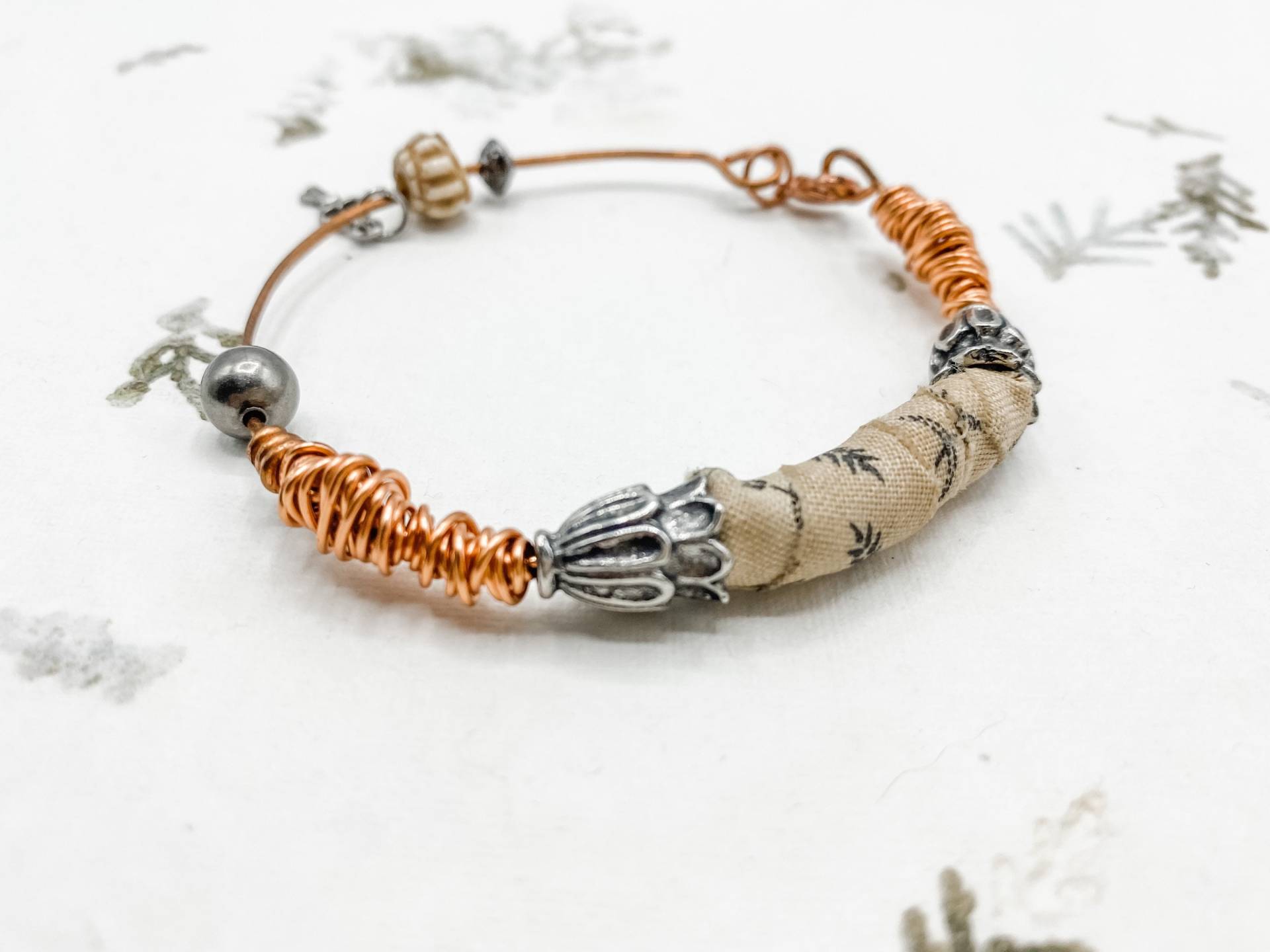 Armband Aus Draht Und Stoffgemischt von BlueTreeStudios