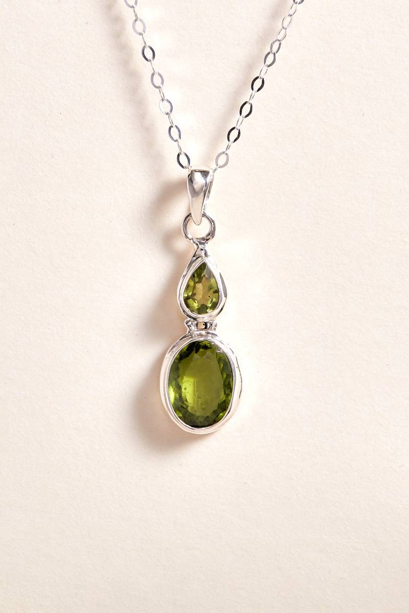 Peridot Anhänger | Doppelt - Handgemachter & Echter Edelstein Schmuck Sterling Silber von BlueWindowJewellery