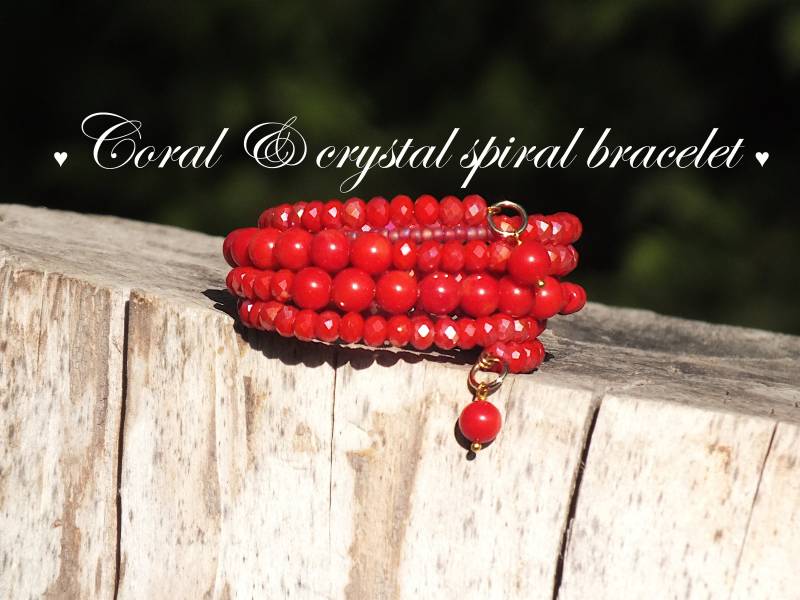 Rote Koralle Spiralarmband, Kristall & Rocailles, Boho Chic von BluebellebyPaula