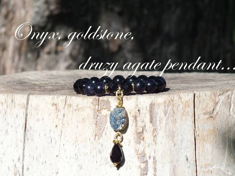 Onyx Goldstone Perlen Armband Mit Achat Druzy Anhänger von BluebellebyPaula