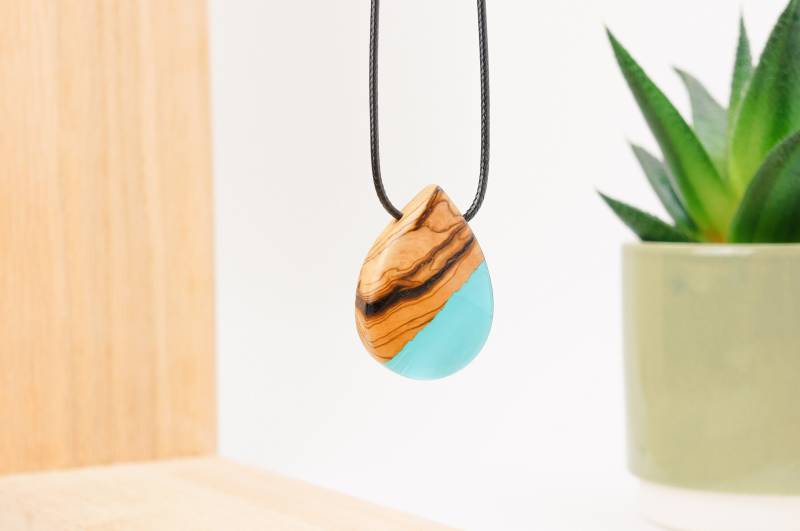 Licht Blau Harz Holz Halskette - Regentropfen Tropfenförmige Anhänger Handgemachter Schmuck Epoxy Geschenk Licht Blau Harz Holz Halskette - Regentropfen Tropfenförmige Anhänger Handgemachter Schmuck Epoxy Geschenk von BlueberryOak