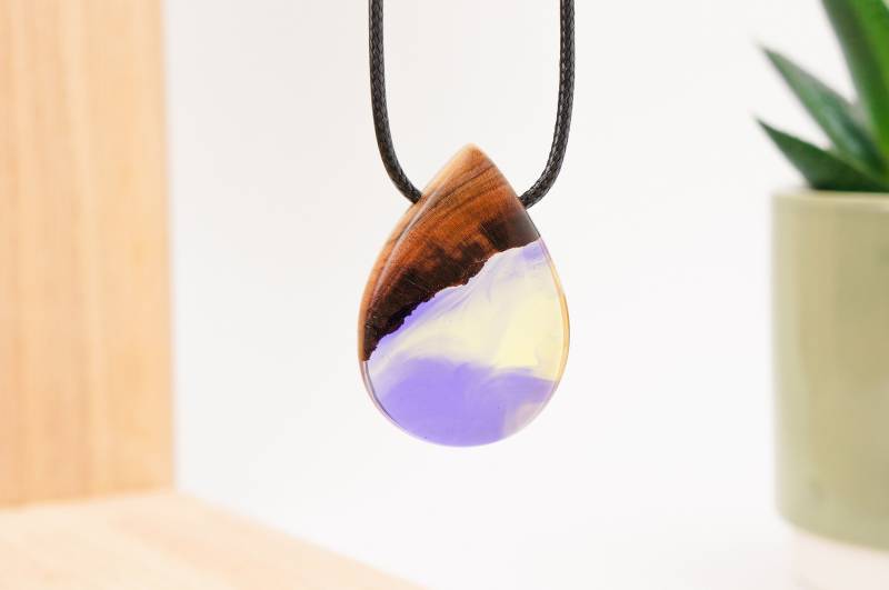 Lila Harz Holz Halskette - Regentropfen Tropfenförmige Anhänger Handgemachter Schmuck Gelb Epoxy Geschenk Lila Harz Holz Halskette - Regentropfen Tropfenförmige Anhänger Handgemachter Schmuck Gelb Epoxy Geschenk von BlueberryOak