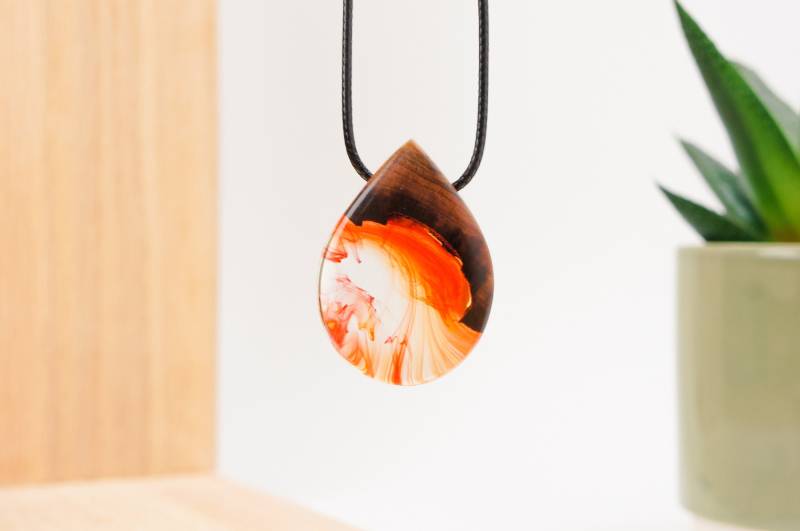 Rote Harz Holz Halskette - Regentropfen Tropfenförmige Anhänger Handgemachter Schmuck Epoxid Geschenk Rote Harz Holz Halskette - Regentropfen Tropfenförmige Anhänger Handgemachter Schmuck Epoxid Geschenk von BlueberryOak