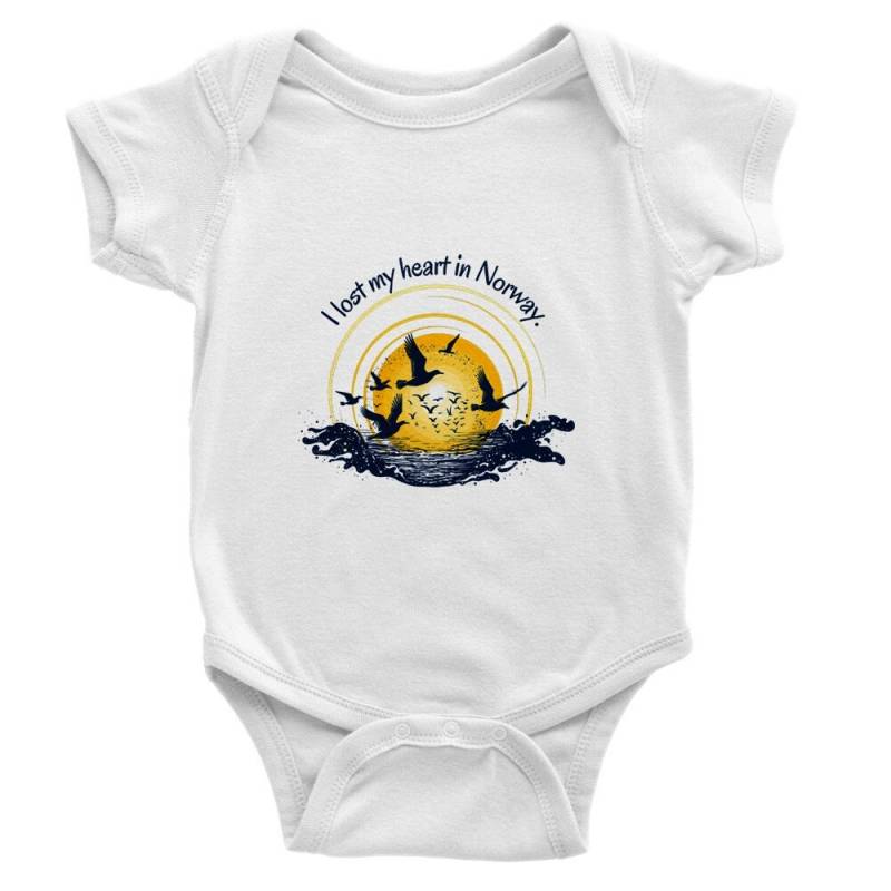 Baby Strampler Norwegen I Lost My Heart in Norway Meer Vögel Sonne Skandinavien Bild Schrift Unisex Druckknöpfe Kurzarm Kurzärmelig Bedruckt von BlueberryRoads
