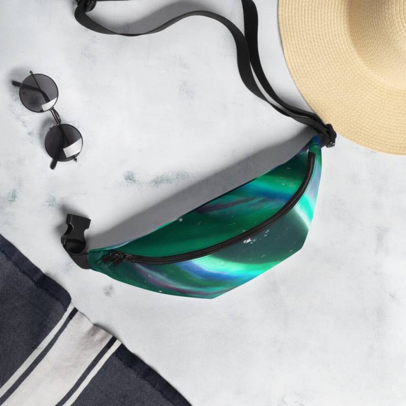 Gürteltasche Bauchtasche Hip Bag Norwegen Nordlicht Polarlicht S M Reißverschluss Bild Ki Ai Art Grünes Licht Skandinavien Gürteltasche Bauchtasche Hip Bag Norwegen Nordlicht Polarlicht S M Reißverschluss Bild Ki Ai Art Grünes Licht Skandinavien von BlueberryRoads