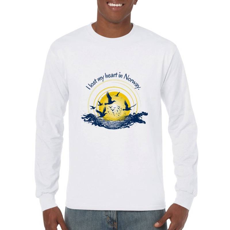 Langarm T Shirt Unisex Norwegen I Lost My Heart in Norway Meer Möwen Sonne Vögel Reisen Urlaub Rundhals Damen Herren Graphik Bild Schrift von BlueberryRoads