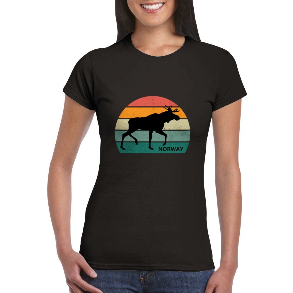 T-Shirt Norwegen Elch Silhouette in Halbkreis Tailliert Mit Rundhalsausschnitt Damen Graphik Bild Regenbogen Norway Schrift von BlueberryRoads