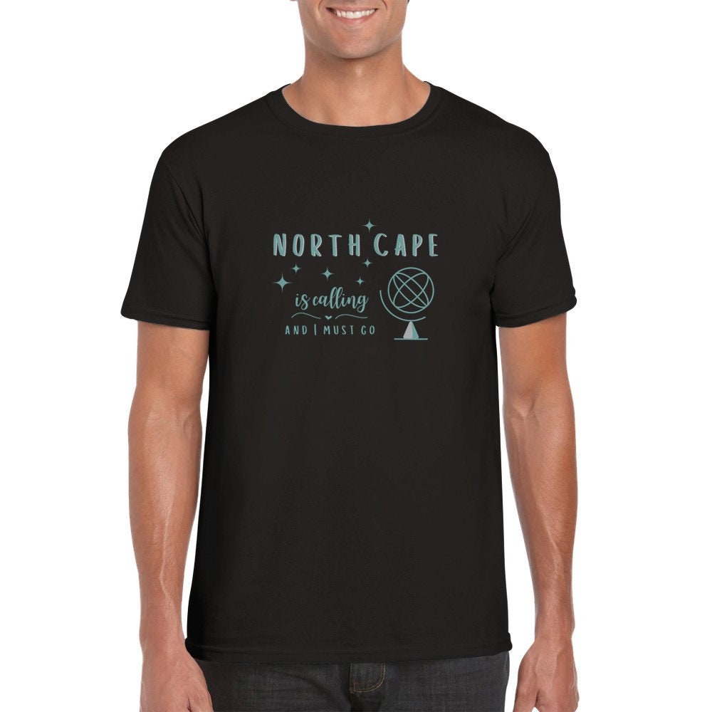 T-Shirt Unisex Norwegen Nordkapp North Cape Is Calling & I Must Go Rundhals Damen Herren Minimalistisch Graphik Bild Schrift T-Shirt Unisex Norwegen Nordkapp North Cape Is Calling & I Must Go Rundhals Damen Herren Minimalistisch Graphik Bild Schrift von BlueberryRoads