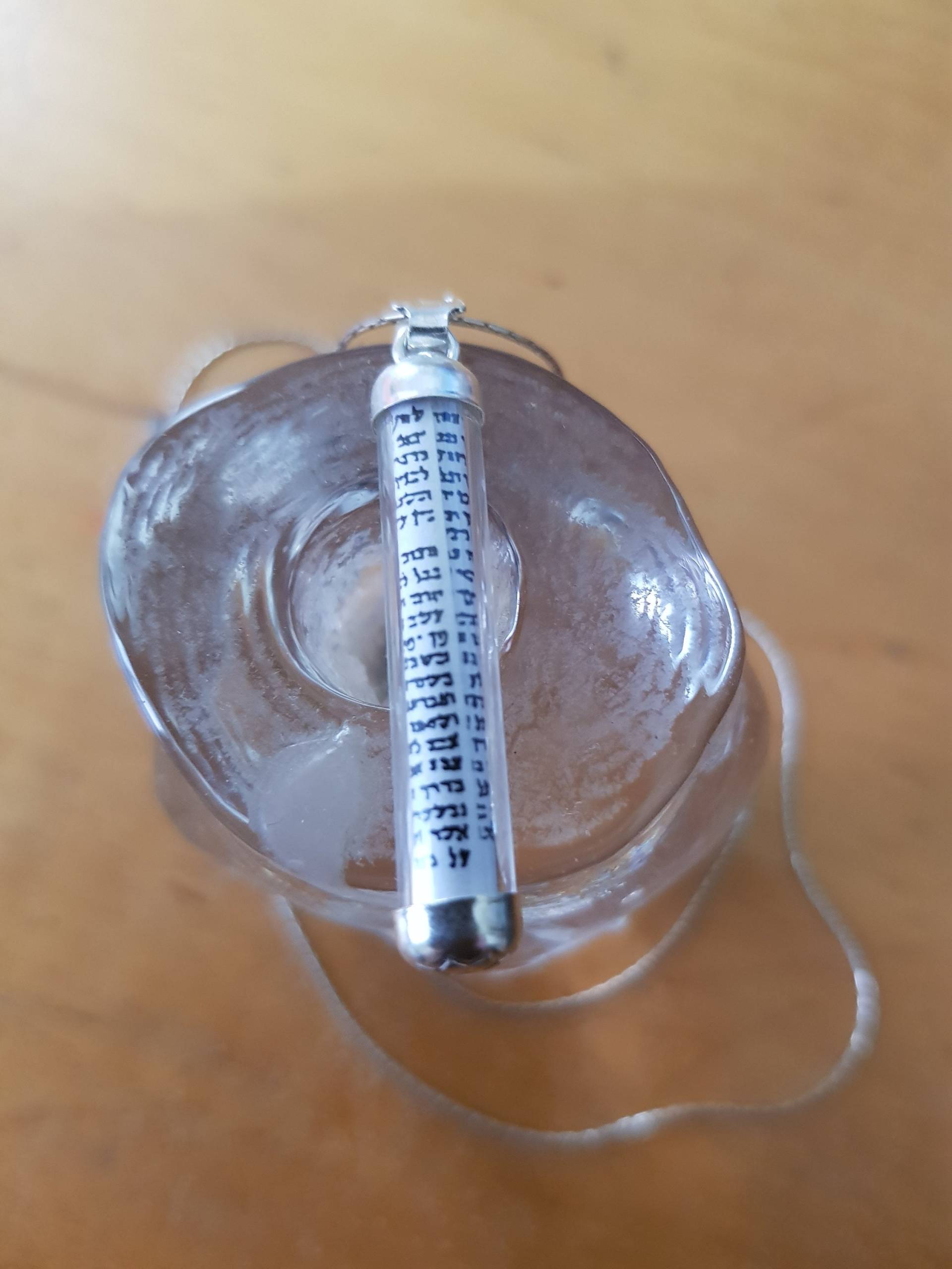 Mezuzah-Anhänger Aus Sterlingsilber An Einer Silbernen Kette Mit Bedruckter Schnecke von Bluenoemi