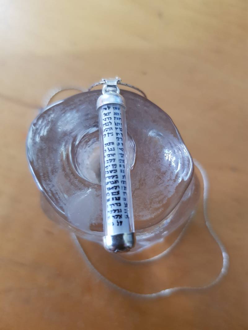 Mezuzah-Anhänger Aus Sterlingsilber An Einer Silbernen Kette Mit Bedruckter Schnecke von Bluenoemi