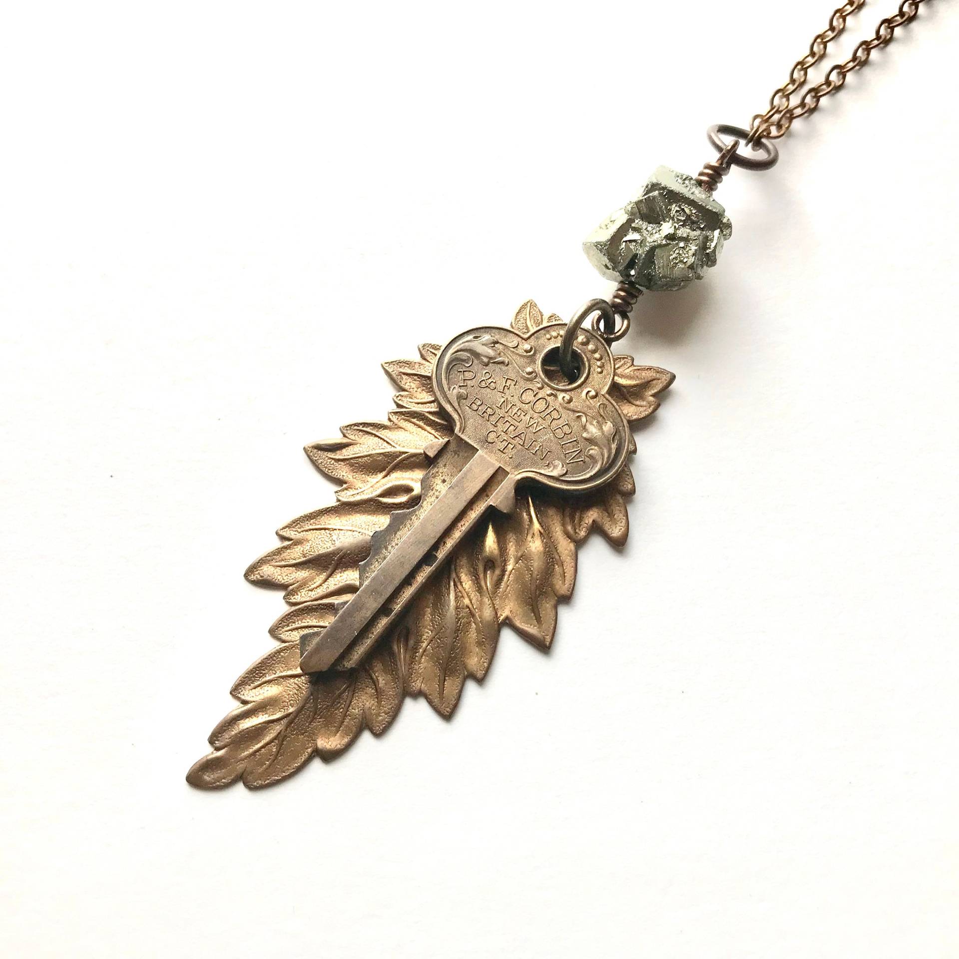 Vintage Schlüssel Halskette Mit Pyrit Nugget Und Feuer Poliert Messing Blatt von BluerSkiesDesign