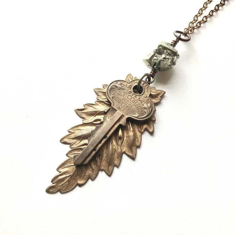 Vintage Schlüssel Halskette Mit Pyrit Nugget Und Feuer Poliert Messing Blatt von BluerSkiesDesign