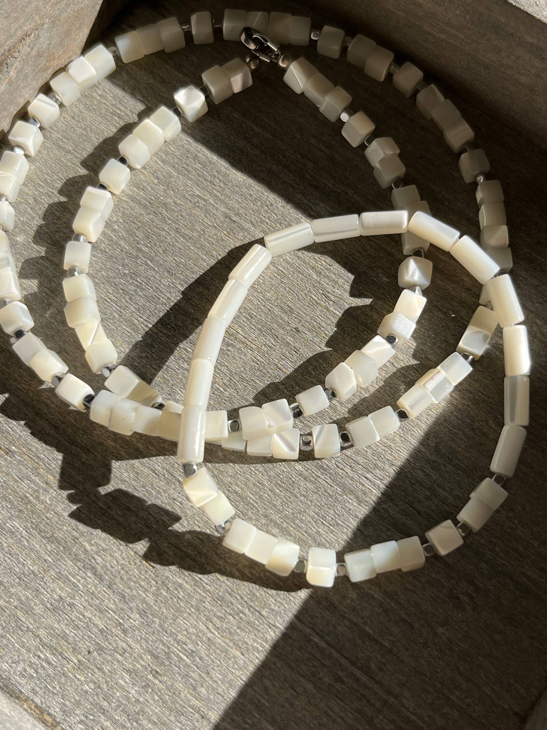 Kurze Kette, Armband, Würfel, Perlmutt, Beige, Perlenkette + Perlenarmband, Länge Kette 42 cm, Armband 18 cm von BlumengartenAtelier1