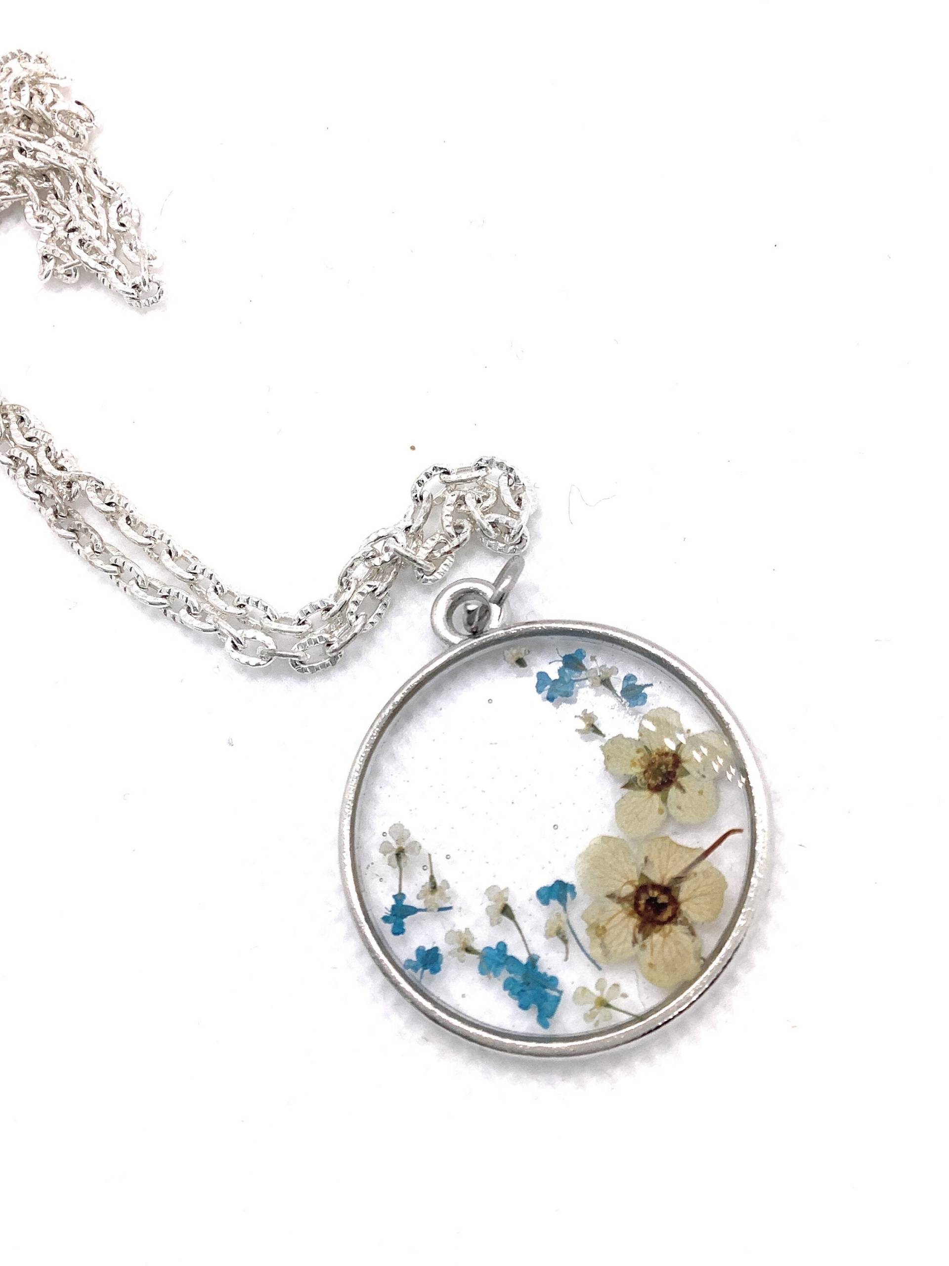 Blüten Kette Blumenschmuck Anhänger Geschenk Blumen Natur Getrocknete Schmuck Türkis Weiß Gepresste Blumen Harzshmuck von Blumenglasschmuck