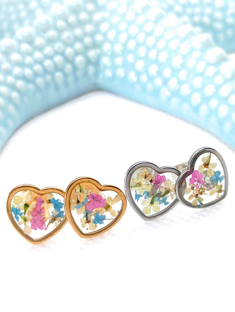 Blumen Ohrstecker Echte Gepresste Herz Goldfarben Silberfarben Schmuck Ohrringe Minimalistisch Getrocknete Blüten Blumenschmuck von Blumenglasschmuck