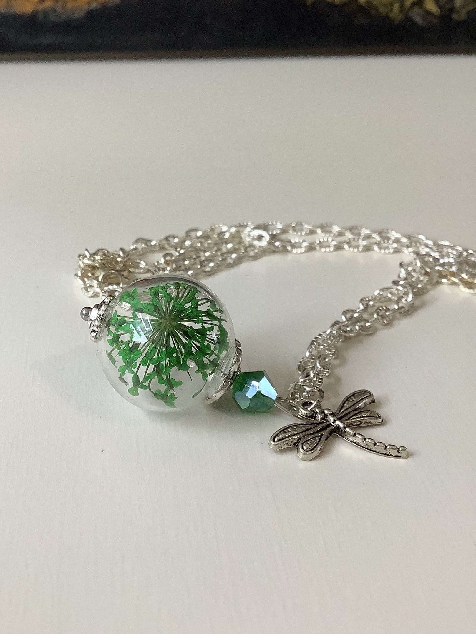 Echte Blüten Glasschmuck Kette Anhänger Geschenk Blumen Natur Getrocknete Schmuck Grün Libelle von Blumenglasschmuck
