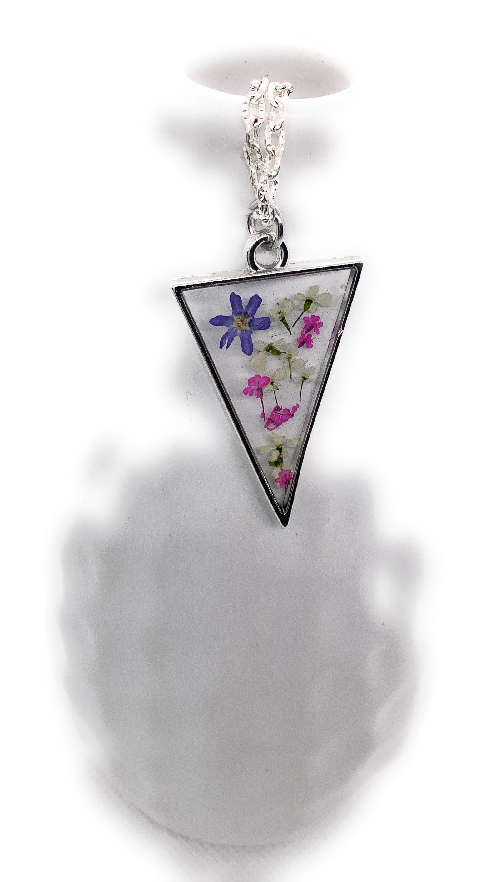 Echte Blüten Harzschmuck Blumenschmuck Kette Anhänger Geschenk Blumen Natur Getrocknete Schmuck Türkis Weiß Gepresste Blumen Dreieck von Blumenglasschmuck