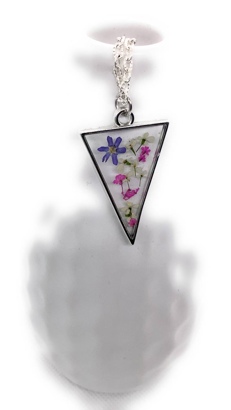 Echte Blüten Harzschmuck Blumenschmuck Kette Anhänger Geschenk Blumen Natur Getrocknete Schmuck Türkis Weiß Gepresste Blumen Dreieck von Blumenglasschmuck