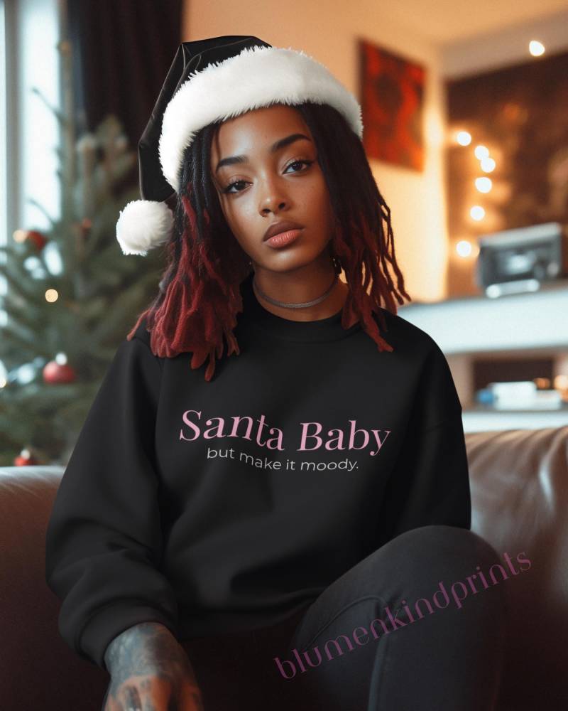 Santa Baby Moody Sweatshirt | Edgy Weihnachtspullover Für Frauen Weihnachtsgeschenk Lustiger Xmas Pullover Schwarzer Winterpulli von BlumenkindPrints